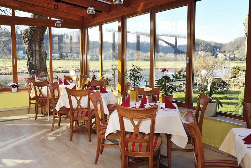 Wintergarten mit Tischen im Hotel Knorre