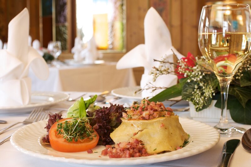 Gericht auf einem Teller angeordnet