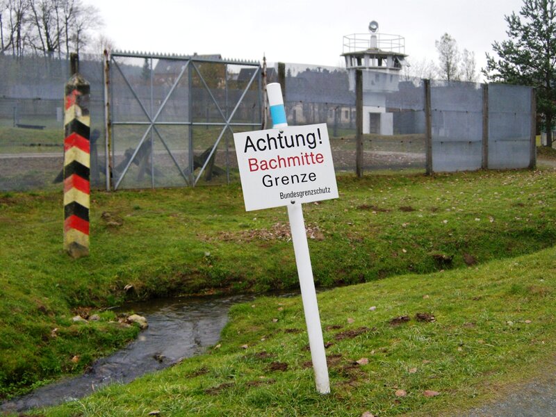 Mödlareuther Grenzbach mit Hinweisschild 