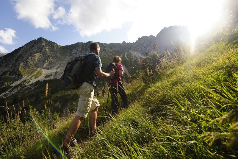 Paar beim Wandern in Oberbayern – Urlaub in der Natur