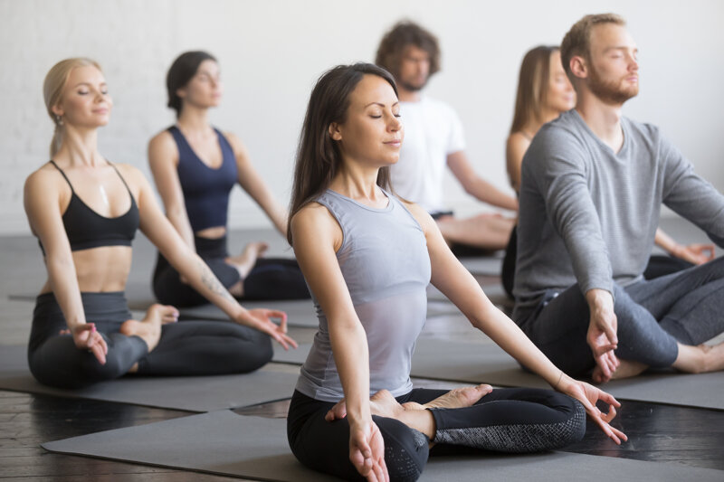Frau beim Yoga
