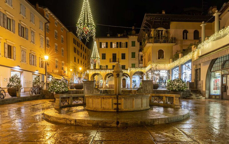 Beleuchteter Brunnen in Riva del Garda
