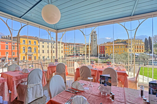 Restaurant mit großem Panoramafenster