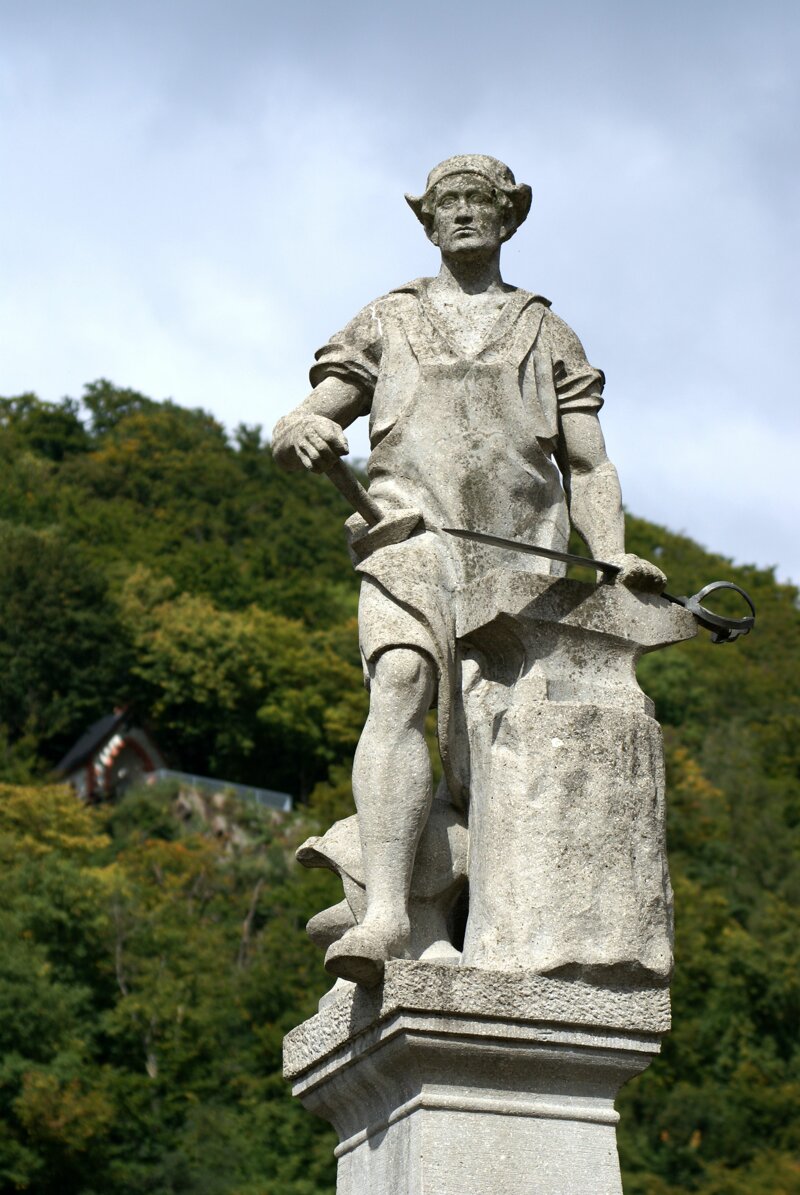 Waffenschmied Statue