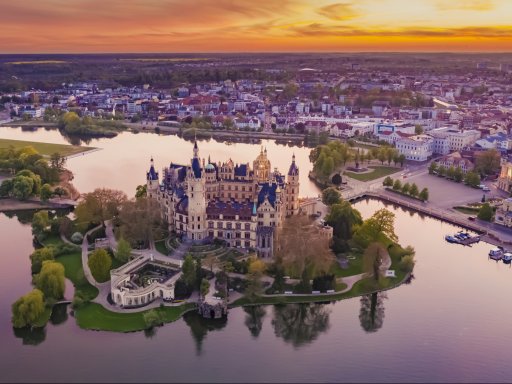 Blick auf das Schweriner Schloss und die Schlossinsel von oben