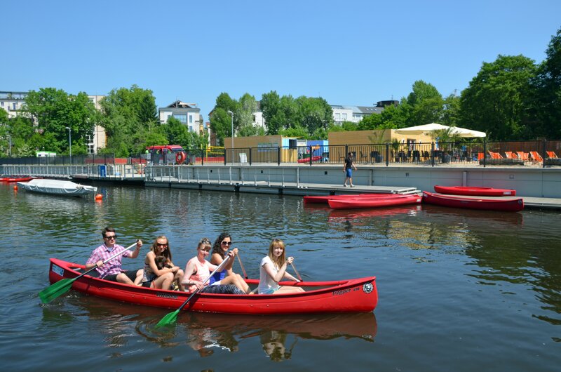 Kanu auf einer Wasserstrasse