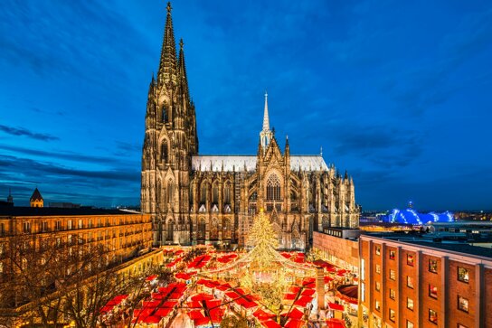 Christmas-market-in-front-of-the-Cathedral-of-Cologne-Germany-shutterstock 694776442