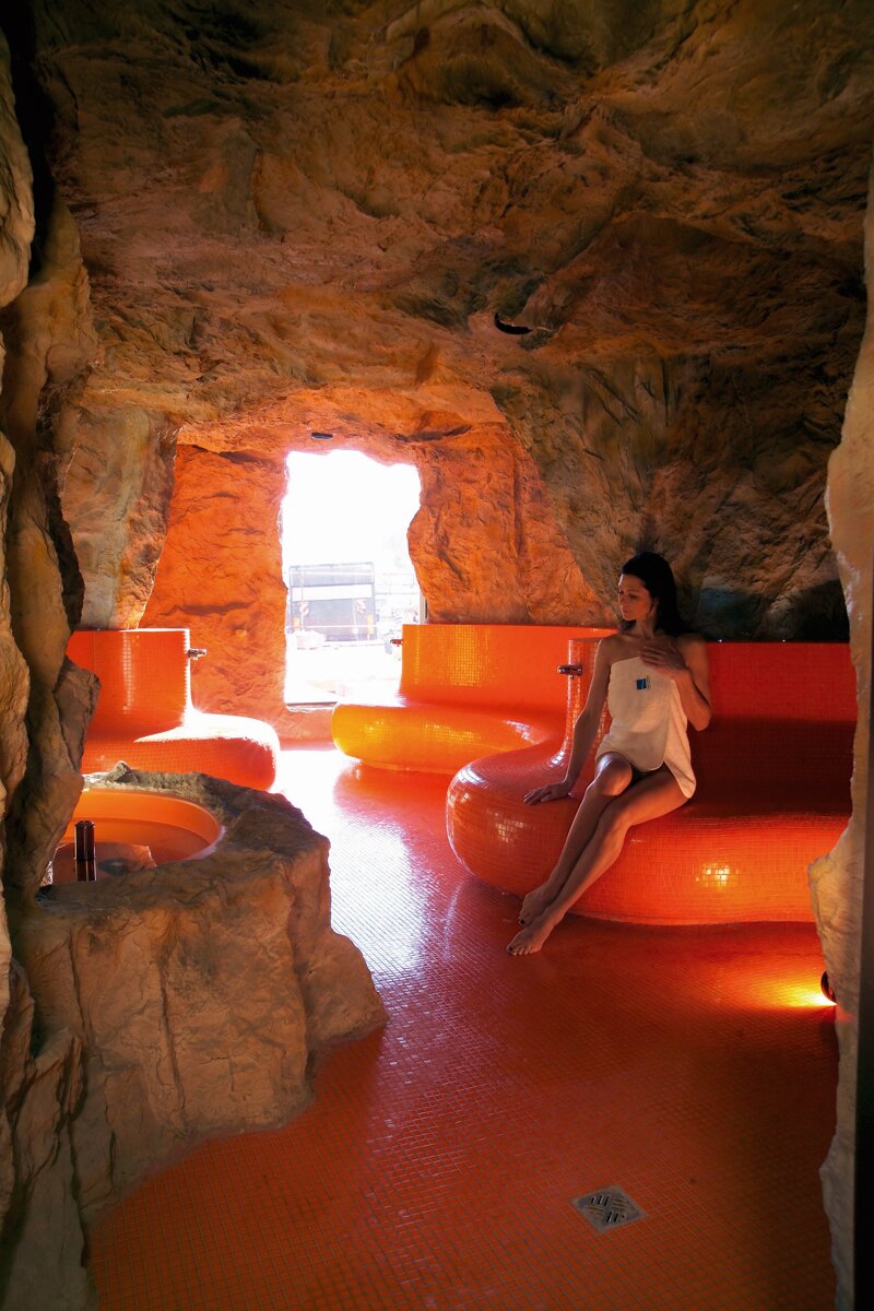 Caldarium in der Therme Meran mit gesunder salzhaltiger Luft