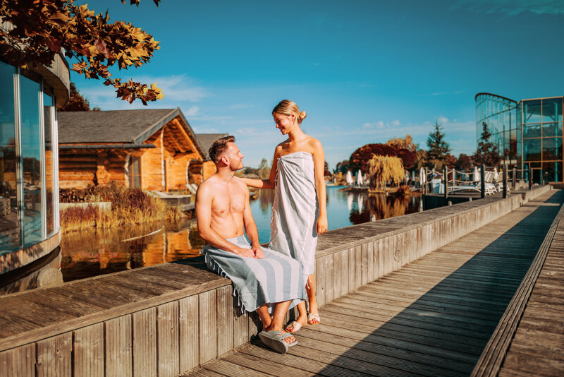 Paar in der Sauna – Wellness-Kurzurlaub mit 2 Nächten