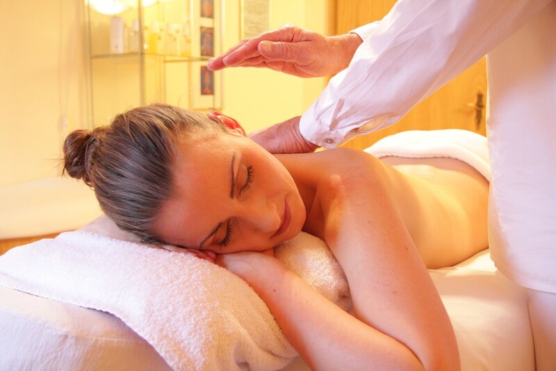 Frau bekommt eine Rückenmassage