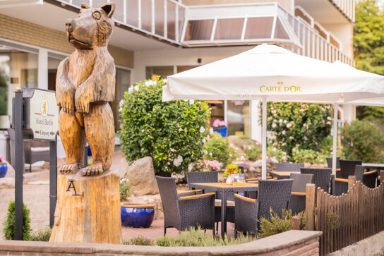 Sonnenterrasse mit Schirmen