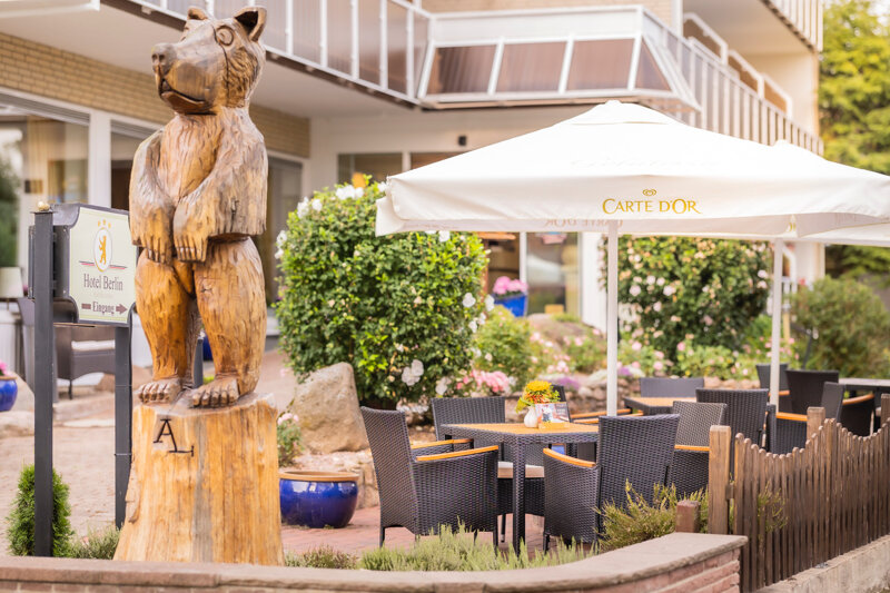 Sonnenterrasse mit Schirmen