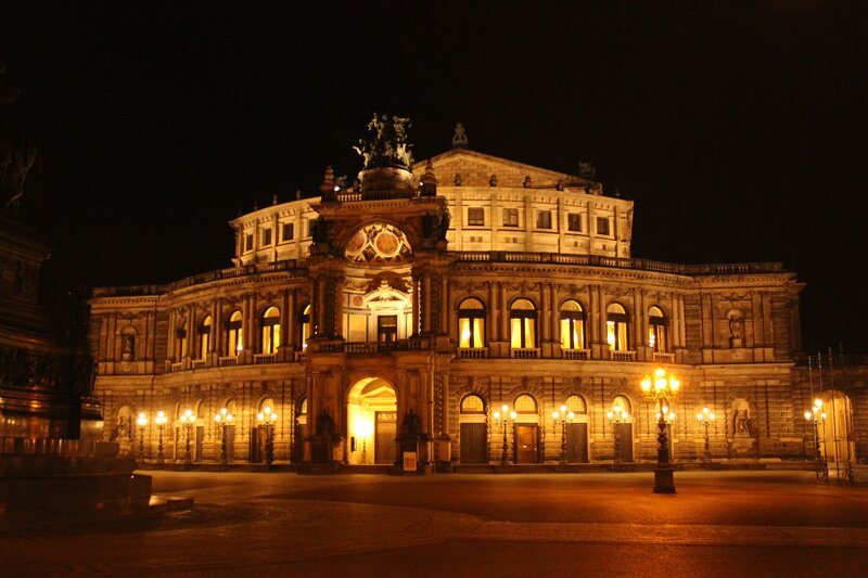 Semperoper Dresden bei Nacht