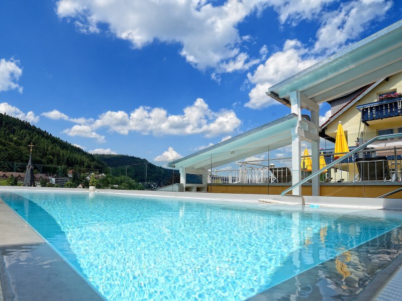 Hotel Rothfuß von außen mit Umgebung