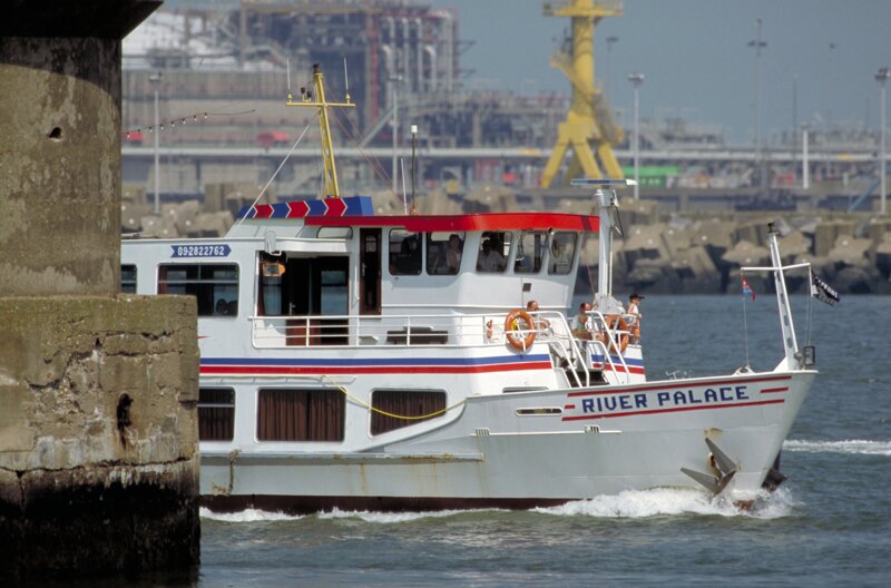 kleines Schiff im Hafen