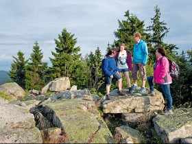 Familie beim Wandern c Tourismuszentrale Fichtelgebirge