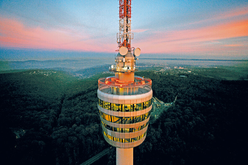 Fernsehturm Stuttgart – Wahrzeichen der Stadt bei Abenddämmerung