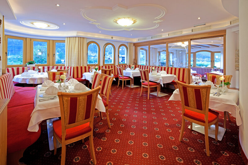 Restaurant mit gedeckten Tischen