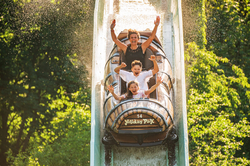 Paar in einer Wildwasserbahn