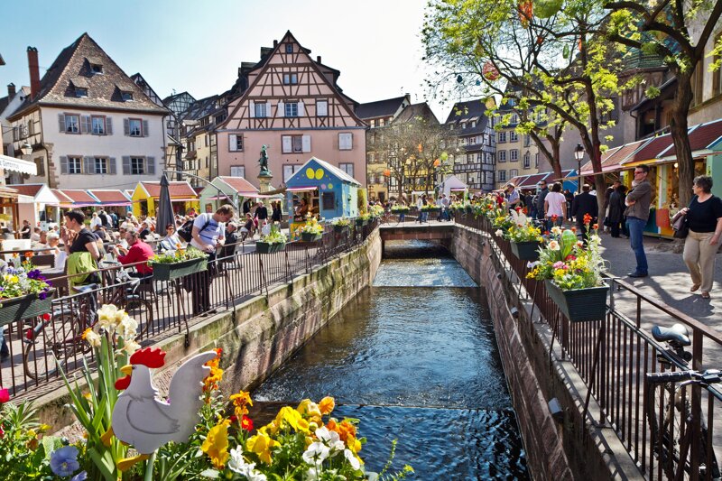 Colmar im Frühling – Place ancienne Douane mit bunten Fachwerkhäusern