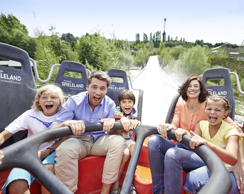 Familie beim Wildwasserrafting