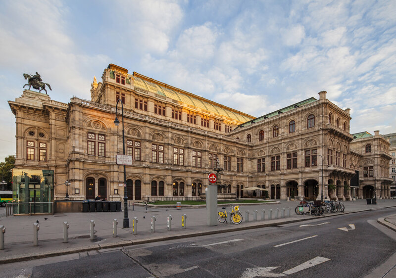Wiener Staatsoper – Herbert-von-Karajan-Platz mit Blick auf das Opernhaus