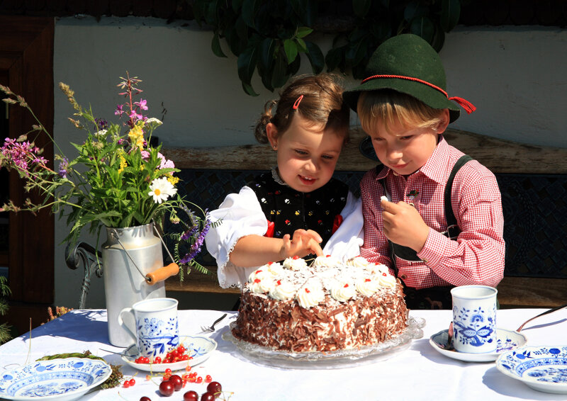 Trachtenkinder mit Schwarzwälder Kirschtorte