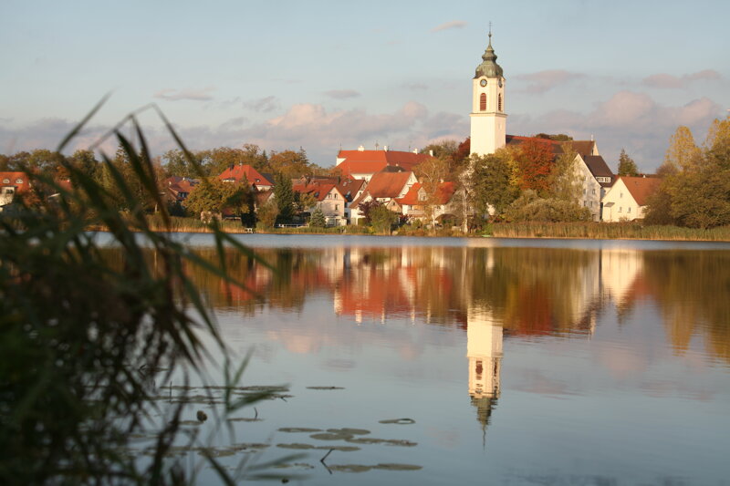 Zellersee mit Kirche im Hintergrund