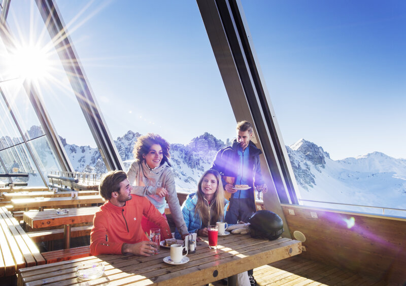 Gruppe Skifahrer kehrt ein im Hoadl-Haus