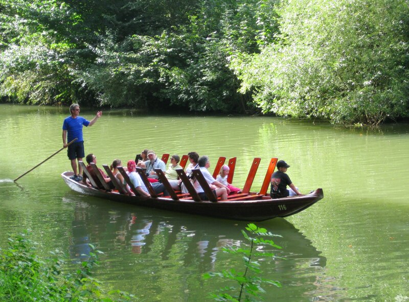Stocherkahn auf dem Neckar in Tübingen