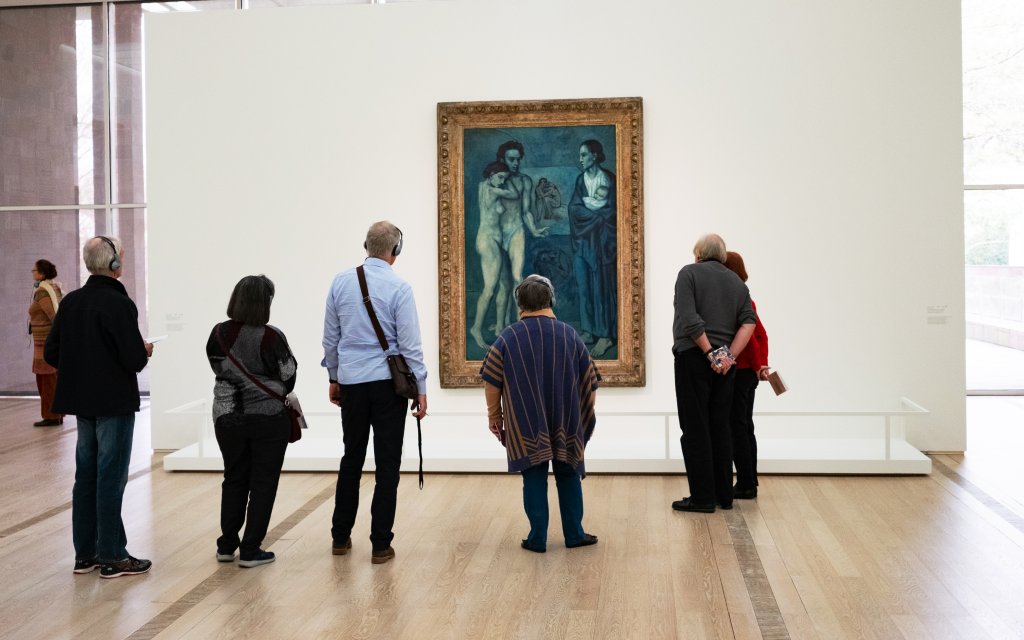 Menschen stehen vor Picasso Bild in der Fondation Beyeler in Riehen/Basel