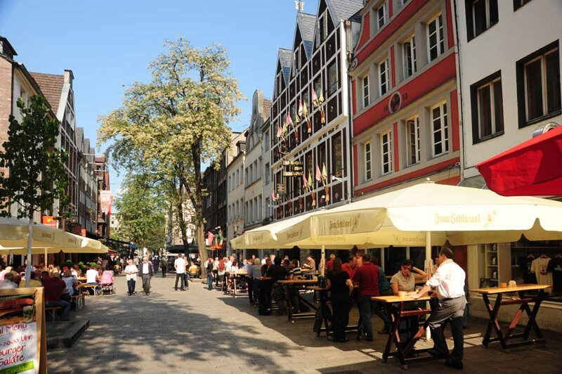 Blick in die Gassen der Düsseldorfer Altstadt – Längste Theke der Welt