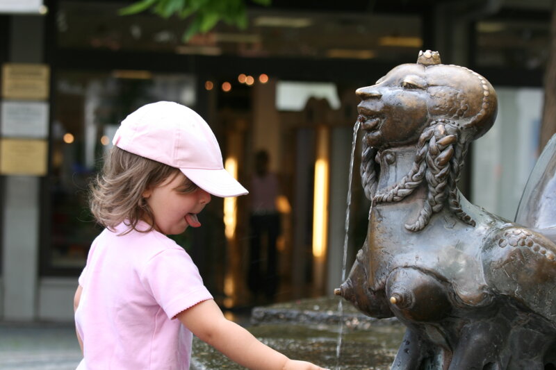 Kind am Elwedritschebrunnen