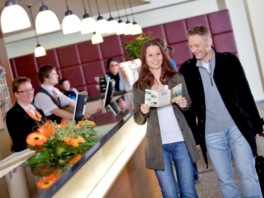 Paar an der Rezeption