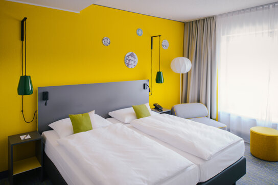 Doppelzimmer mit gelber Akzentwand