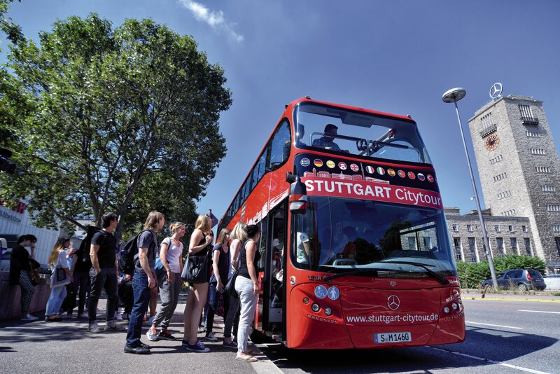 Leute steigen in den Hop-on-hop-off-Bus