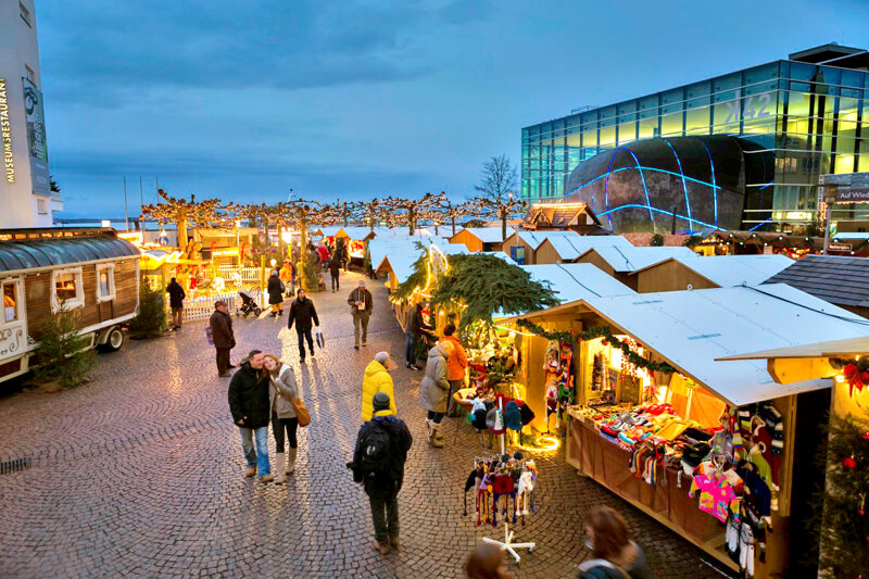 beleuchtete Buden des Weihnachtsmarkt Friedrichshafen