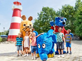 Maskottchen und Kinder C Ravensburger Spieleland
