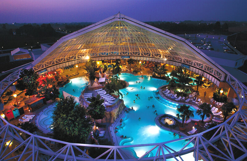 Die Therme Erding am Abend