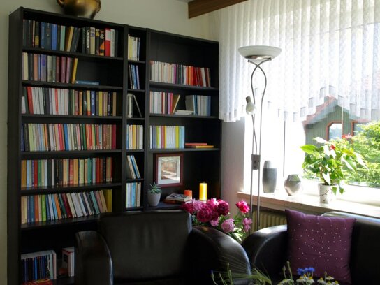 Bücherregale im Bibliothekszimmer