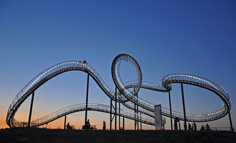 Die Achterbahnskulptur Tiger & Turtle in Duisburg
