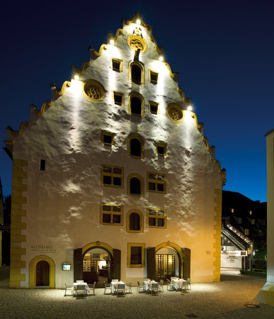 NH Klösterle Nördlingen von außen beleuchtet