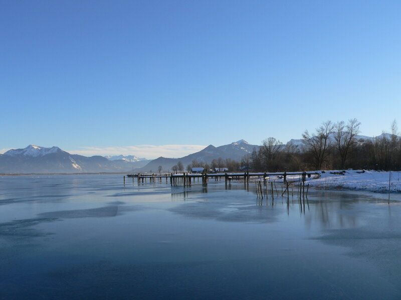 Zugefrorener-Chiemsee-Berge