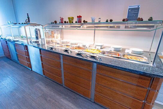 Frühstücksbuffet und Tische