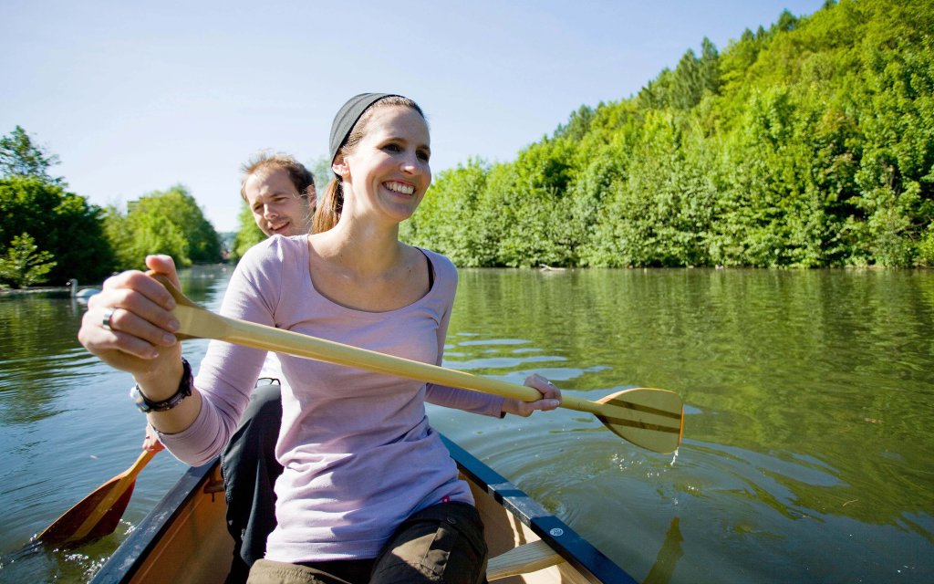 Paar im Kanu auf einem Fluss