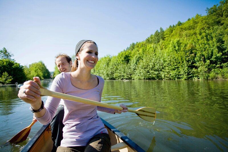 Paar im Kanu auf einem Sauerland-See – Freizeitaktivitäten in der Region