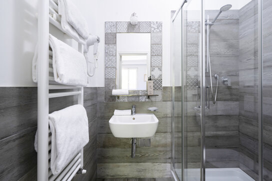 Badezimmer mit Dusche