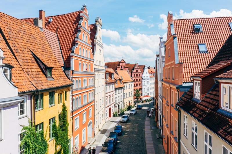 Gasse in der Altstadt mit Giebelhäusern