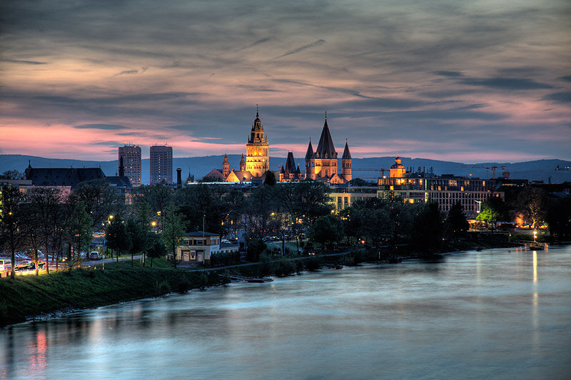 Blick über den Rhein auf den Mainzer dom