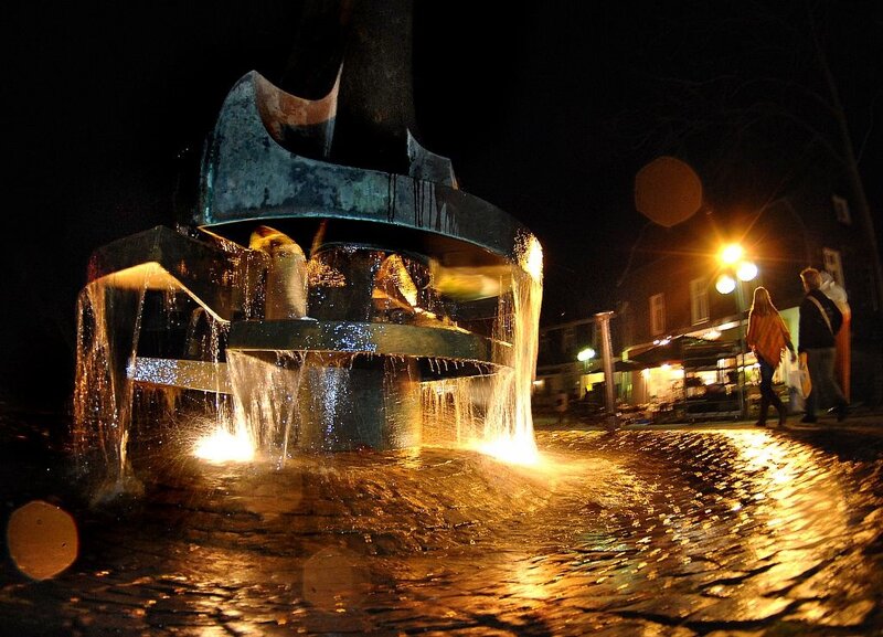 Brunnen bei Nacht